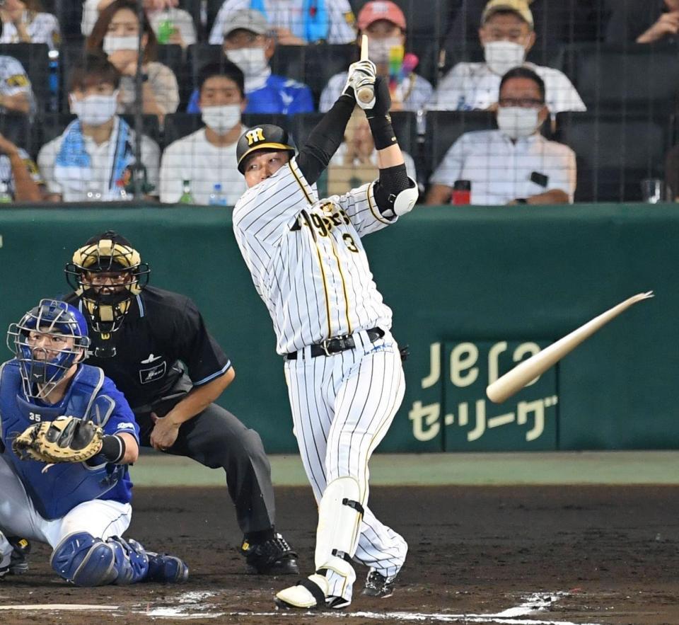 　６回、バットを折りながら勝ち越し適時打を放つ大山（撮影・田中太一）