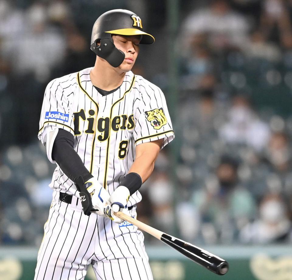 　７回、代打で空振り三振に倒れる佐藤輝（撮影・飯室逸平）