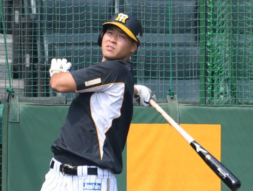 　早出特打をする佐藤輝（撮影・田中太一）