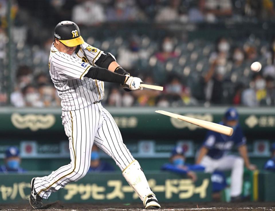 　６回、バットを折りながらも勝ち越し適時打を放つ大山（撮影・北村雅宏）