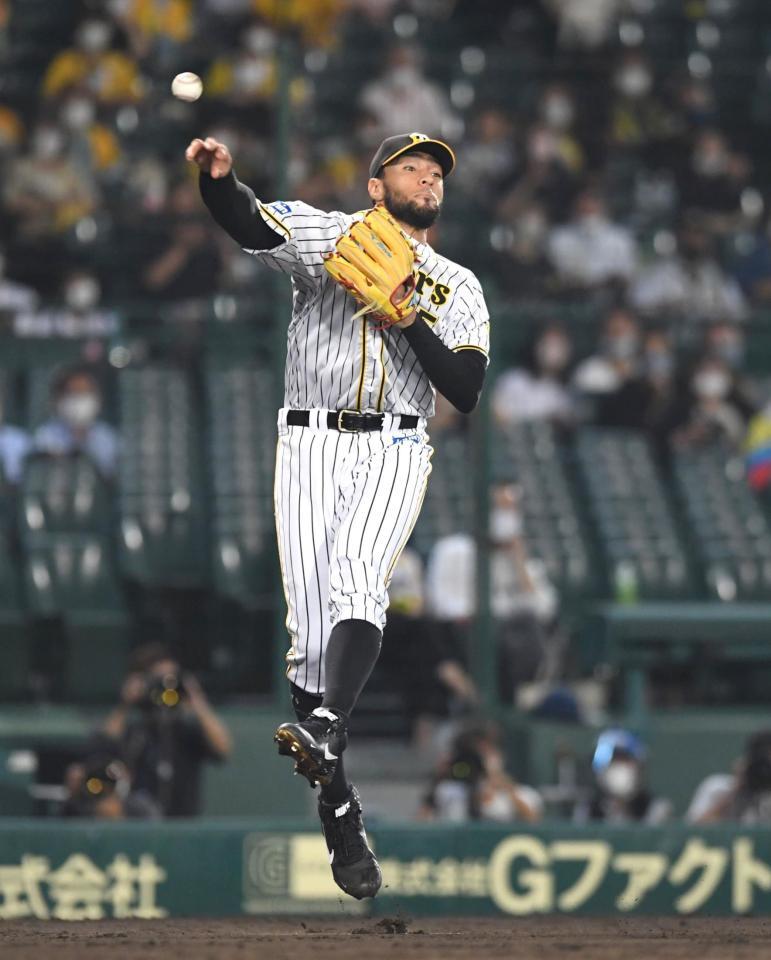 　９回、京田の放ったボテボテのゴロをさばき、ジャンピングスローするスアレス（撮影・北村雅宏）