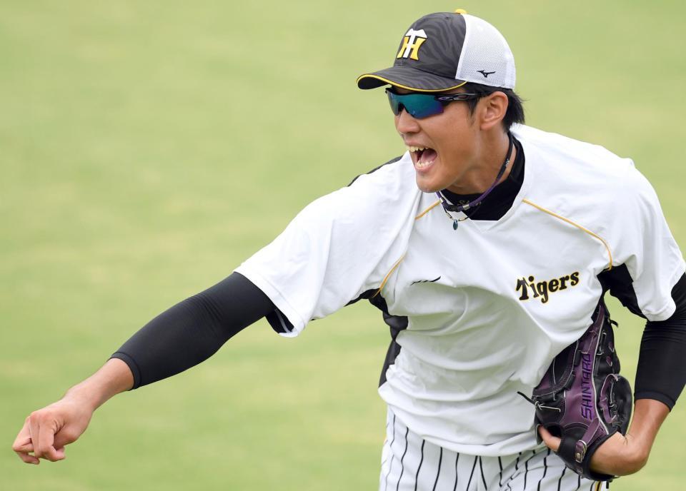 　キャッチボールで調整する藤浪（撮影・田中太一）