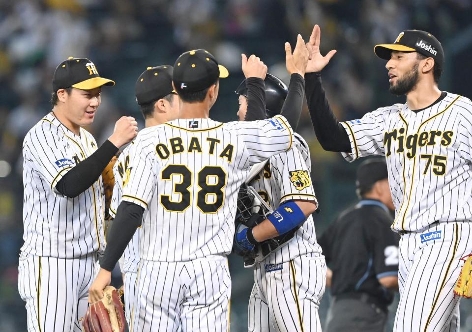 　勝利のハイタッチを交わすスアレス、大山ら阪神ナイン（撮影・飯室逸平）