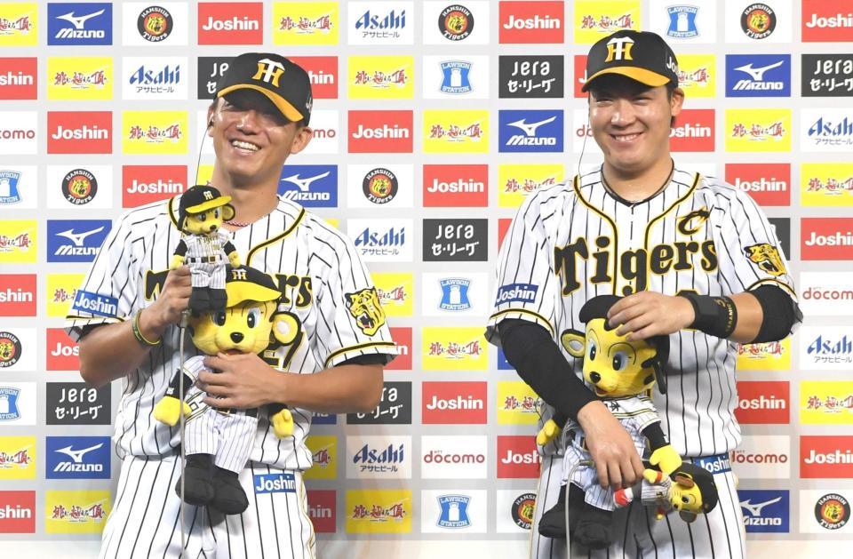 　お立ち台で笑顔を見せる伊藤将（左）と大山（撮影・北村雅宏）