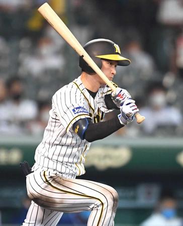 　６回、右前打を放つ近本