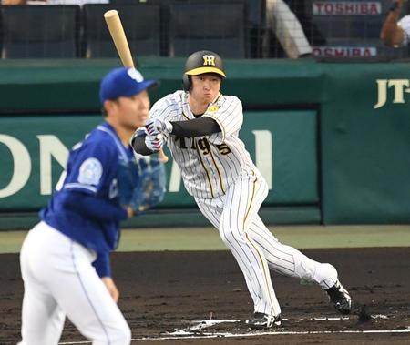 　１回、中前へ安打を放つ近本