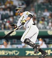 　６回、中前に同点打を放つマルテ