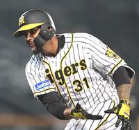 　６回、同点適時打を放ったマルテは笑顔を見せる