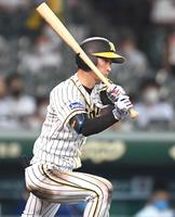 　６回、右前打を放つ近本