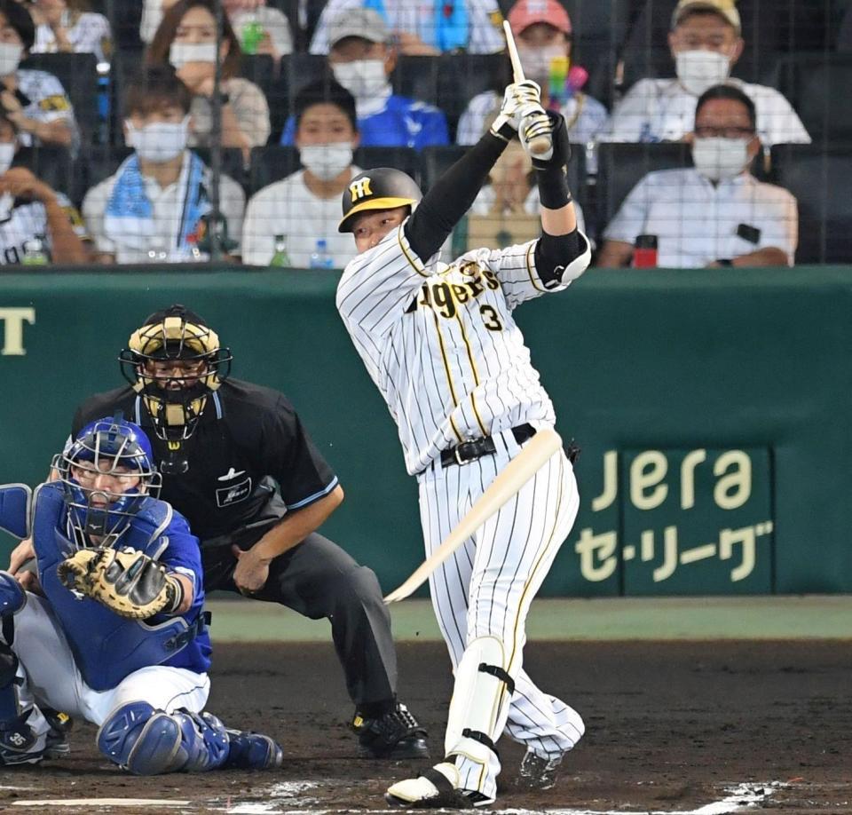 　６回、バットを折りながら勝ち越し適時打を放つ大山