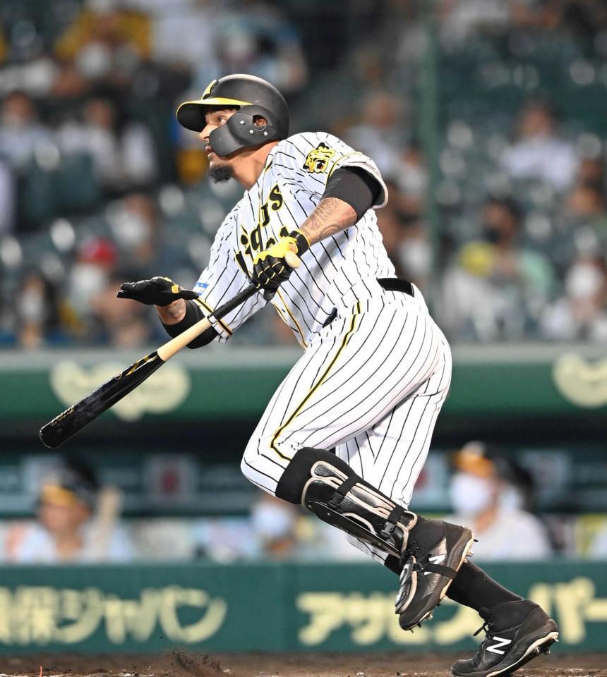 　６回、中前に同点打を放つマルテ