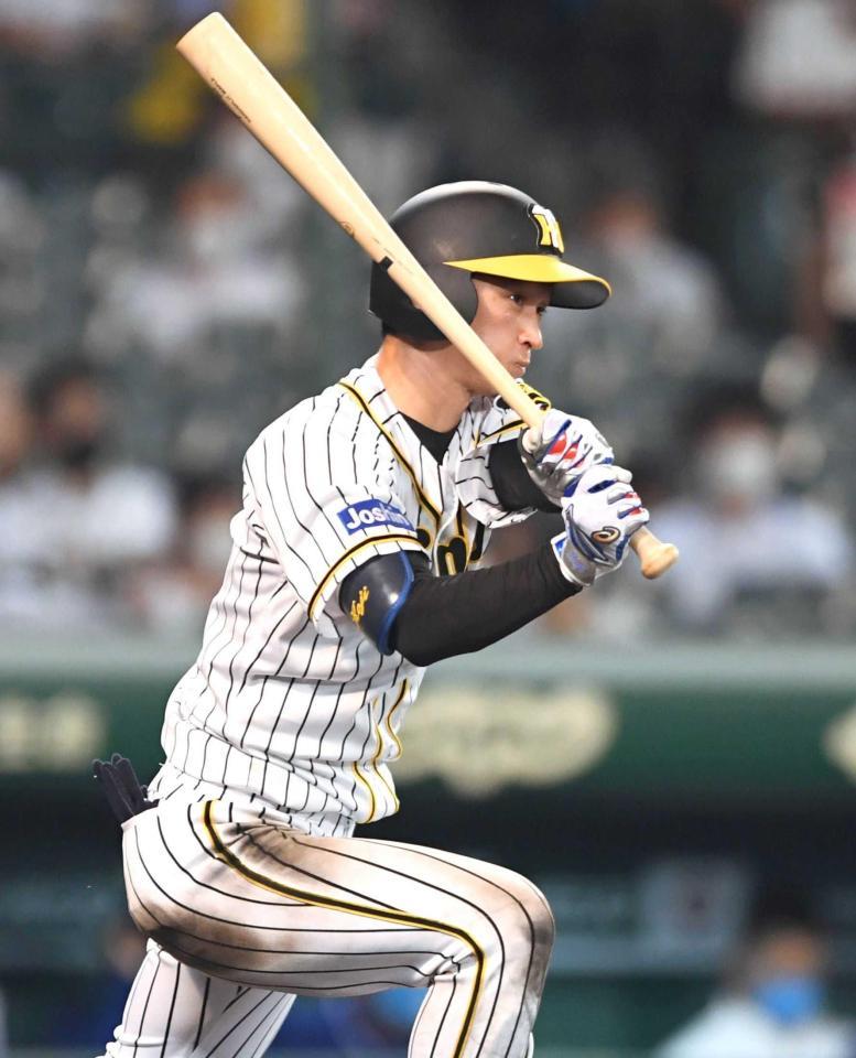 　６回、右前打を放つ近本