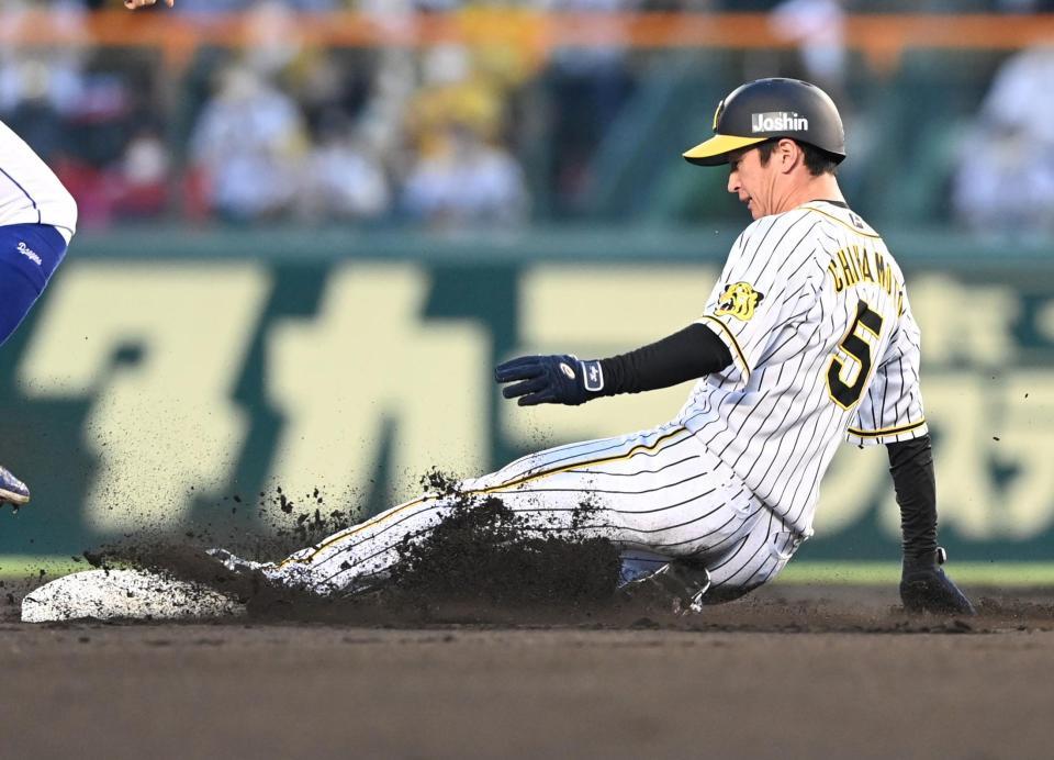 　１回、中野の二ゴロで二塁へ進む近本