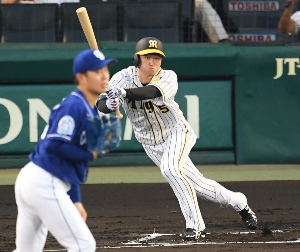 　１回、中前へ安打を放つ近本