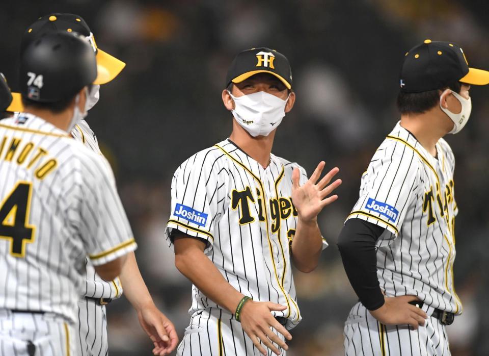 　勝利を挙げ、笑顔を見せる伊藤将（中央）