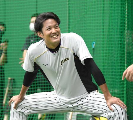 　明るい表情で練習をする藤浪