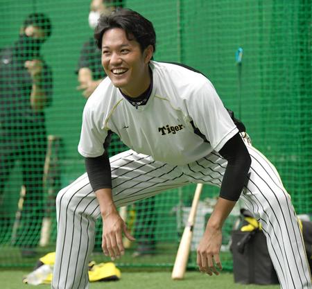 　明るい表情で練習をする藤浪