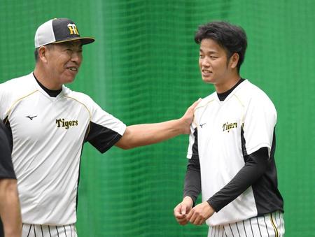 １軍に合流した高橋は井上コーチから声をかけられる＝甲子園（撮影・田中太一）