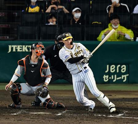 ７回、大山は左翼線に同点適時二塁打を放つ（捕手・大城）＝甲子園（撮影・山口登）