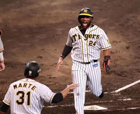 ７回、大山の左翼線二塁打でマルテ（左手前）に続いてロハスも生還、同点となる（撮影・坂部計介）