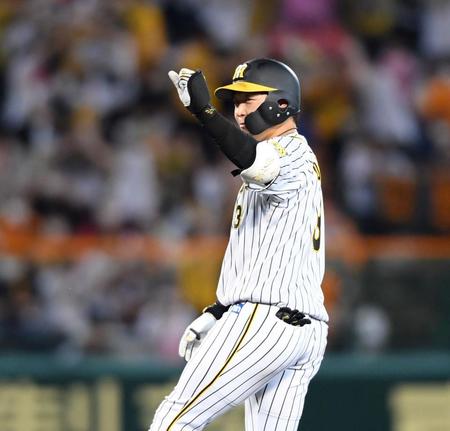 ７回、同点適時二塁打を放った大山はベンチへ向かってガッツポーズ（撮影・田中太一）