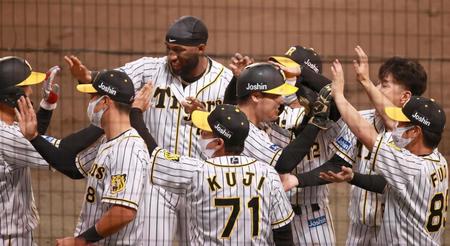 ７回、勝ち越しに成功した阪神ベンチは歓喜に包まれる（撮影・坂部計介）