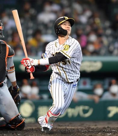 ７回、走者一掃の三塁打を放つ中野＝甲子園（撮影・田中太一）