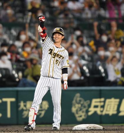 ７回、走者一掃の三塁打を放った中野は塁上でガッツポーズを決める（撮影・田中太一）