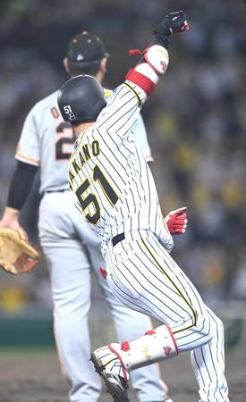 ７回、走者一掃となる勝ち越し適時三塁打を放った中野は拳を突き上げる＝甲子園（撮影・北村雅宏）