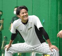 　明るい表情で練習をする藤浪