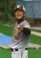 　選手に声をかける阪神・平田勝男二軍監督（撮影・佐々木彰尚）
