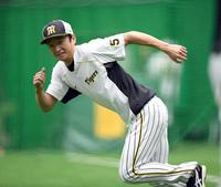 中日戦が中止となった２日、室内練習場でダッシュを繰り返す近本（撮影・田中太一）