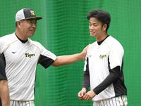 １軍に合流した高橋は井上コーチから声をかけられる＝甲子園（撮影・田中太一）