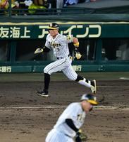６回、糸井は右中間に適時二塁打を放つ＝甲子園（撮影・山口登）