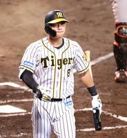 ６回、代打・佐藤輝は三振に倒れ、厳しい表情でベンチに戻る（撮影・坂部計介）