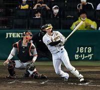 ７回、大山は左翼線に同点適時二塁打を放つ（捕手・大城）＝甲子園（撮影・山口登）