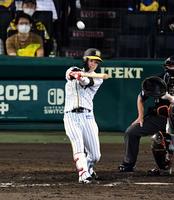 ７回、中野は走者一掃の適時三塁打を放つ（撮影・山口登）