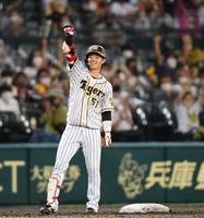 ７回、走者一掃の三塁打を放った中野は塁上でガッツポーズを決める（撮影・田中太一）