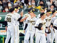 巨人に勝利し中野らナインを迎える矢野監督（左端）＝甲子園（撮影・山口登）