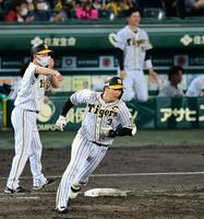 ７回、大山は左翼線に同点適時二塁打を放つ＝甲子園（撮影・山口登）