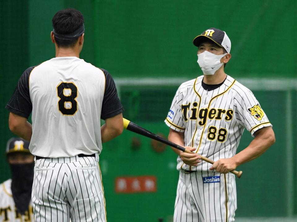 　佐藤輝に指導する矢野監督