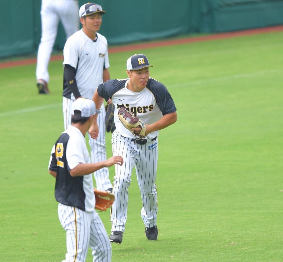 　小野寺らと元気良くボールを追う佐藤輝