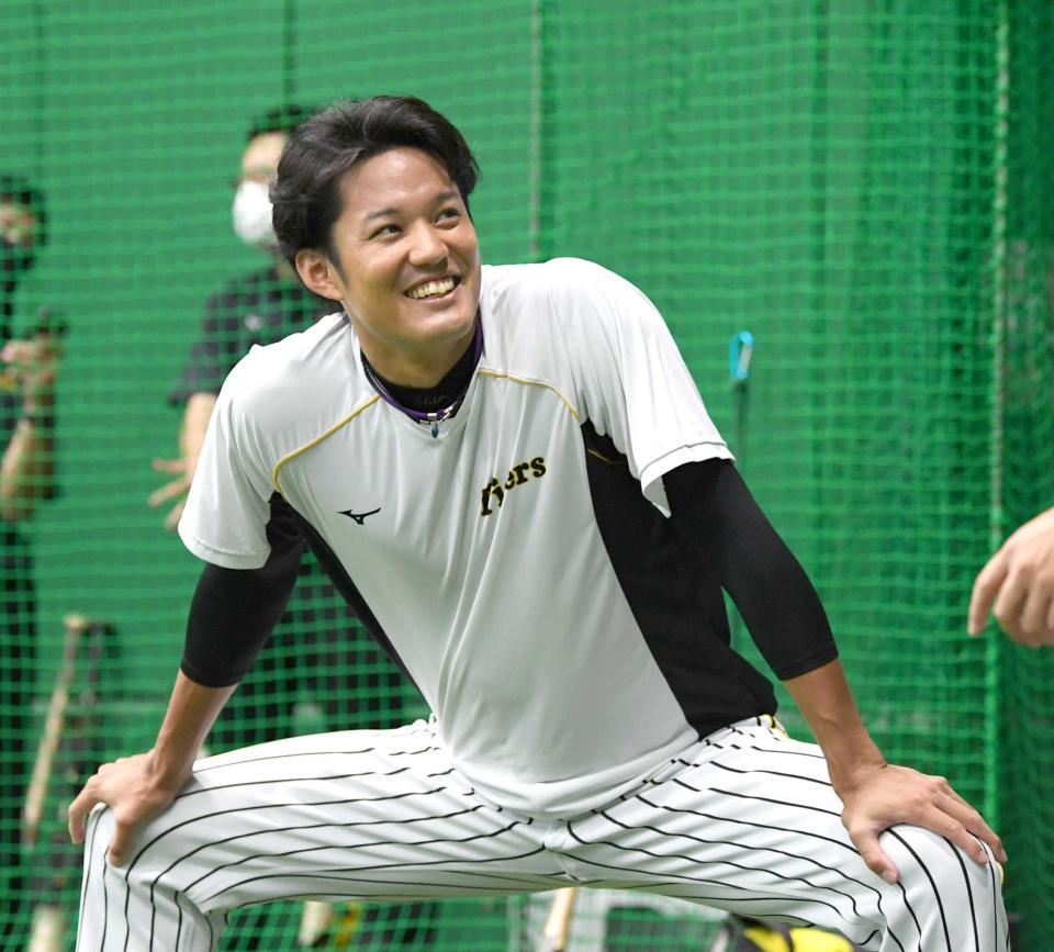 　明るい表情で練習をする藤浪