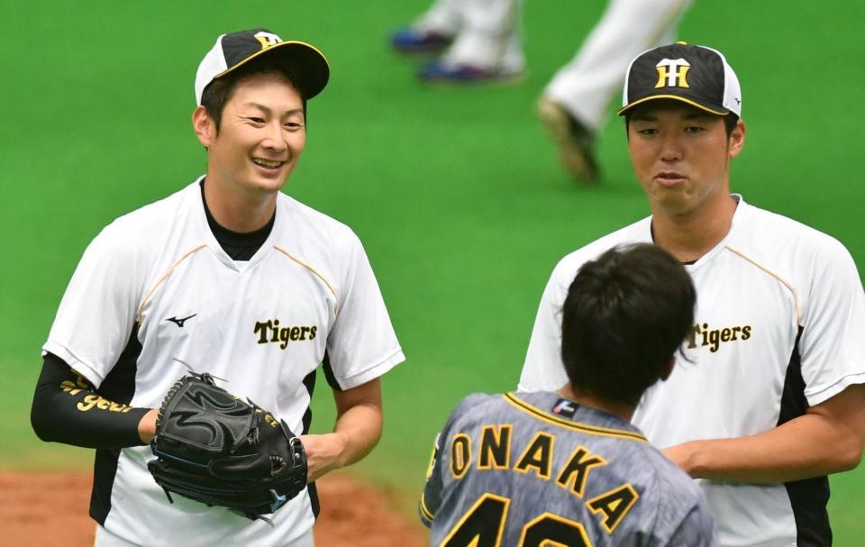 　練習中、笑顔を見せる阪神・二保旭（撮影・佐々木彰尚）