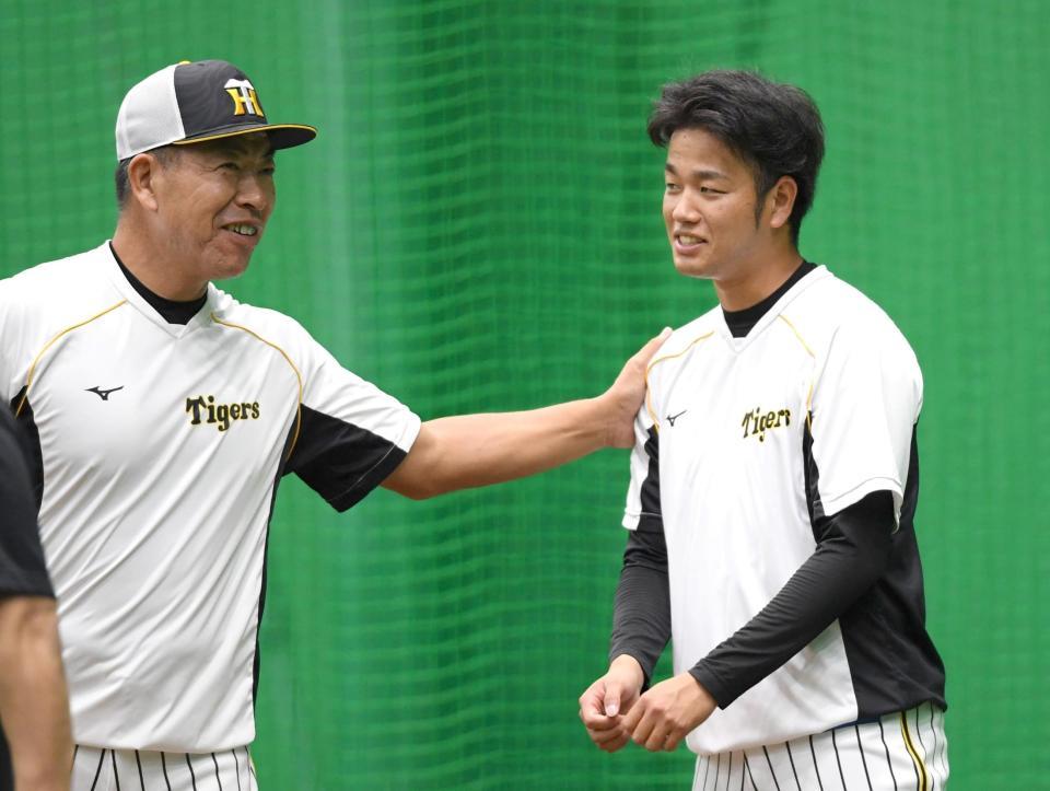 １軍に合流した高橋は井上コーチから声をかけられる＝甲子園（撮影・田中太一）