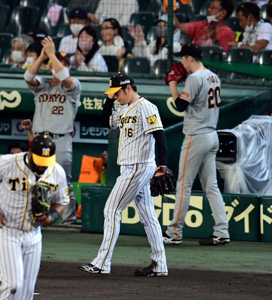 ６回、西勇は亀井に適時三塁打許しガックリ＝甲子園（撮影・山口登）