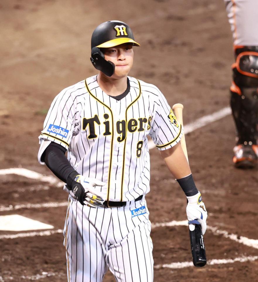 ６回、代打・佐藤輝は三振に倒れ、厳しい表情でベンチに戻る（撮影・坂部計介）