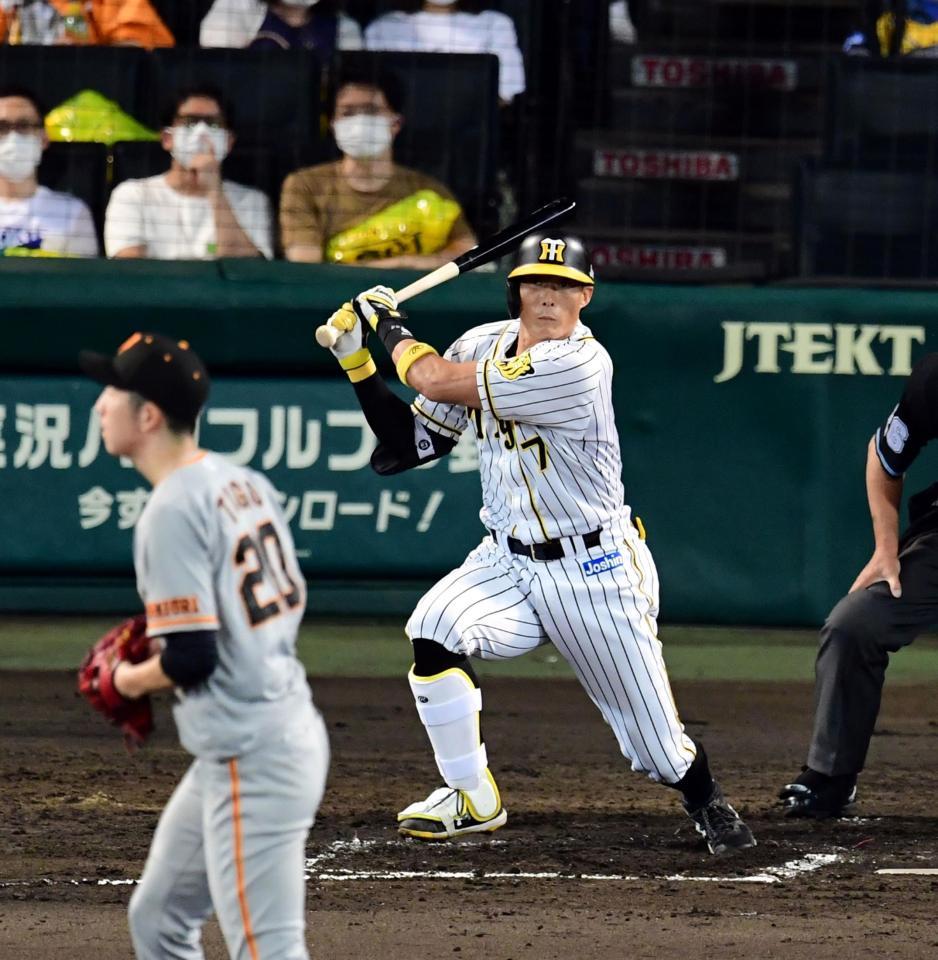 ６回、糸井は右中間に適時二塁打を放つ。投手・戸郷＝撮影・山口登