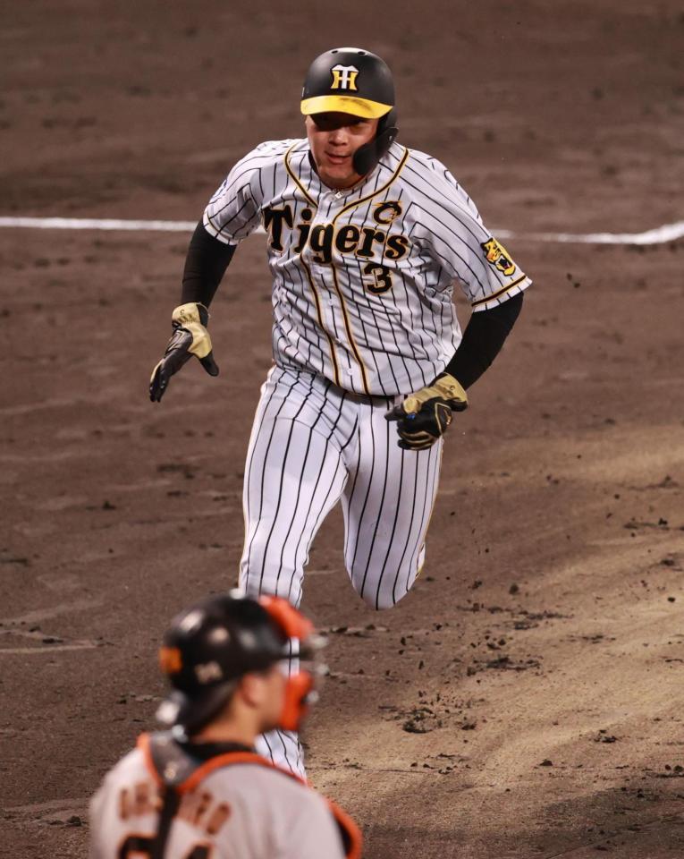 ６回、糸井の中越え打で一走・大山はホームに激走する（撮影・坂部計介）