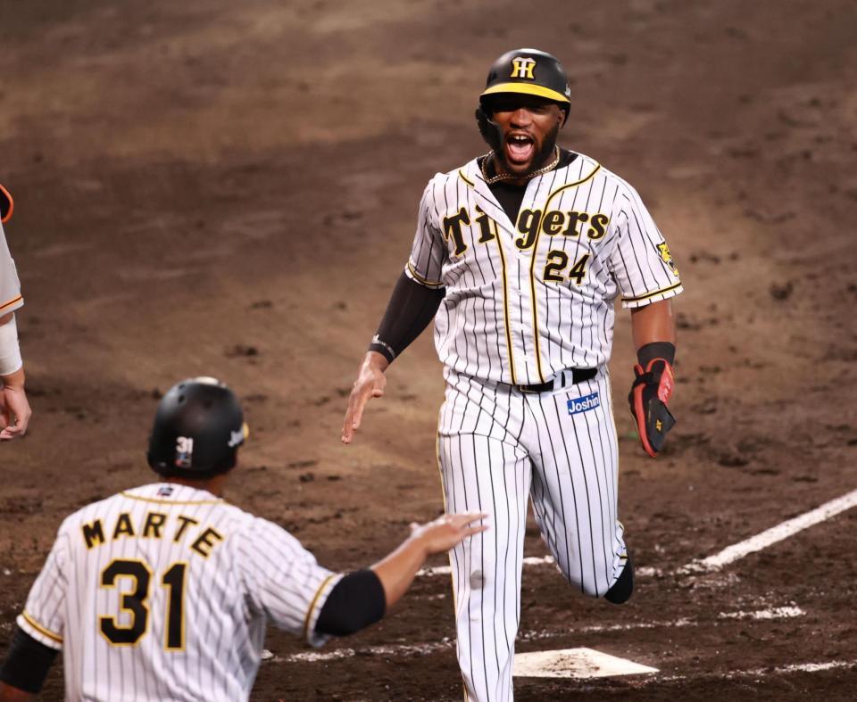 ７回、大山の左翼線二塁打でマルテ（左手前）に続いてロハスも生還、同点となる（撮影・坂部計介）